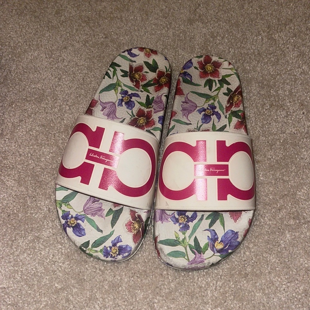 Woman Feragamo slides!